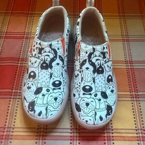 Black and White Canvas Flats with Artistic Doodle Design